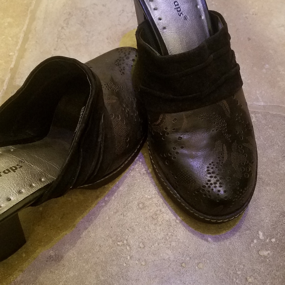 Womens Bare Traps Clogs